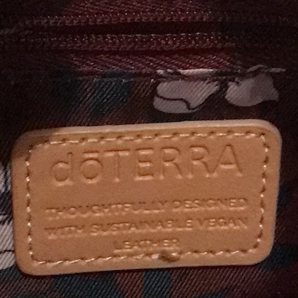 DOTERRA CROSSBODY ESSENTIAL OIL STORAGE - Picture 4 of 6